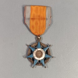 MEDAILLE OU CROIX DE CHEVALIER DE L'ORDRE NATIONAL DU MERITE SOCIAL FABRICATION EN ARGENT 1936-1963